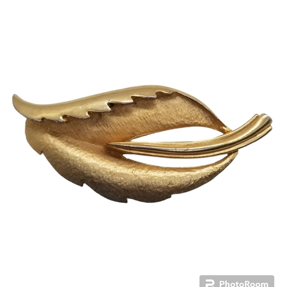VINTAGE GOLDTONED TEXTURED LEAF BROOCH - Picture 3 of 3